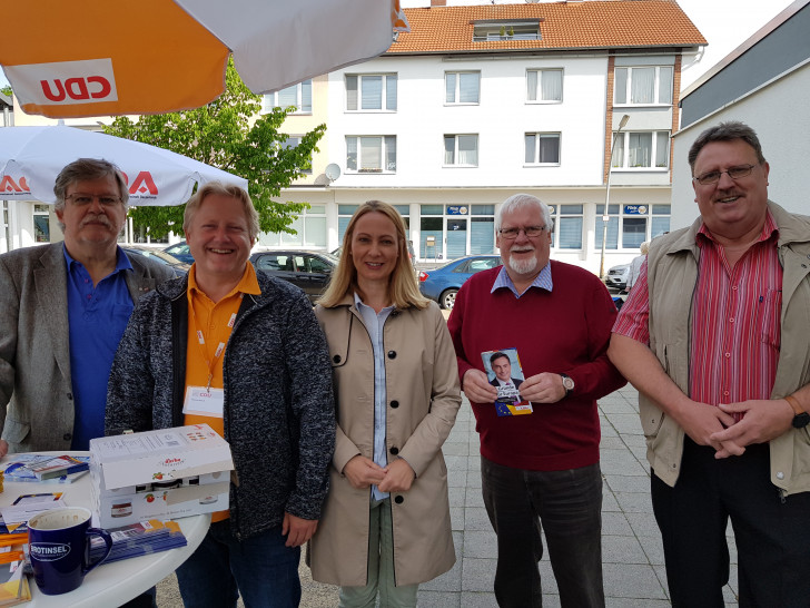 DIe CDU Wabe-Schunter und der CDA Braunschweig organisierten einen Infostand zur Europawahl 2019 auf dem Querumer Wochenmarkt. Mit dabei Kandidatin Martina Sharman (Mitte). Foto: Thorsten Wendt