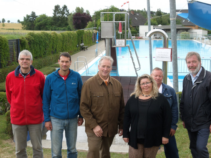 Im Assebad von links: Bernd Kalinowski, Frank Klages, Frank Oesterhelweg, Angela Brämer, Schwimmeister Herr Hildebrandt, Karl-Heinz Müller. Foto: privat