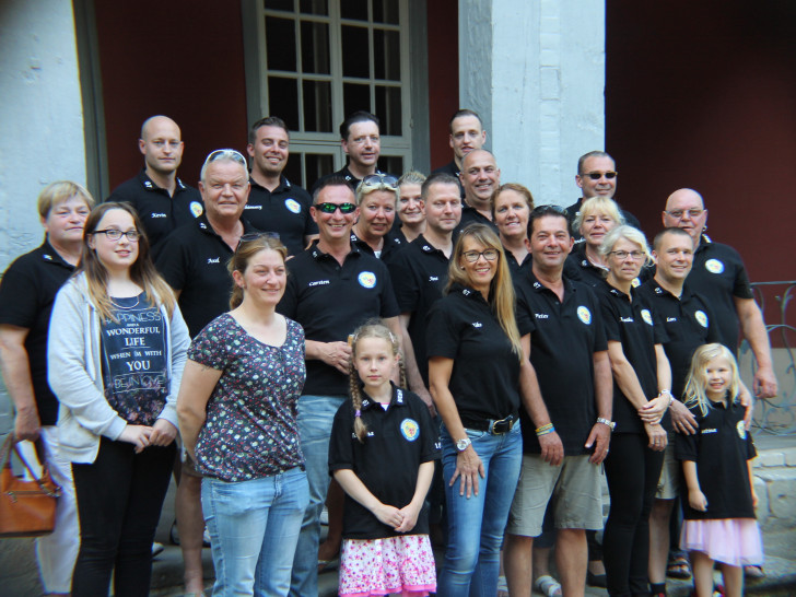 Die „Eintracht-Freunde Sickte“ von links nach rechts: 
Roswitha Boes, Laura Sophie Hartmann, Kevin Danell, Axel Meyer, Karin Boes, Jan Schymassek, Carsten Bönig, Johanna Machalitza, Silke Leinhoss, Martin Deuter, Sarah Meyer, Andreas Machalitza, Eike Burchardt, Andreas Gorczyca, Dennis Danell, Andrea Blume, Peter Leinhoss, Inge Machalitza, Andreas Fischer, Annika Bönig, Lars Bönig, Justina Bönig, Fritz Boes. Es fehlen: Anna-Marie Hartmann, Celina Blume, Hans-Jürgen Wendt. Foto: Eintracht-Freunde Sickte
