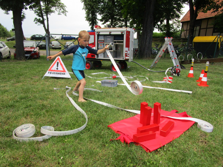 Das Kinderfeuerwehrauto der Feuerwehr besuchte das Freibad in Dettum. Foto: Ines Bremer/ Feuerwehr Dettum