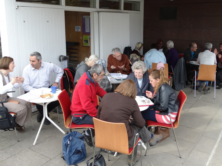 Sprachbegleiter und Deutsch-Lernende bei frühlingshaftem Wetter vor der Thomaskirche
Foto: Andreas Riekeberg
