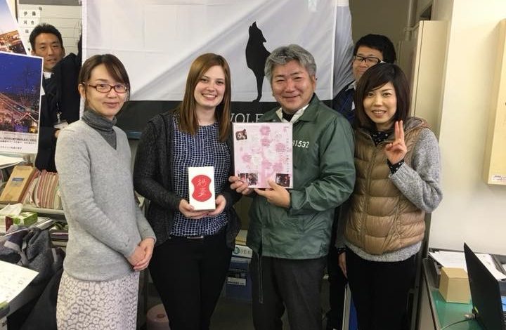 Christina List (2.v.l.), mit Mitarbeitern der City Center Promotion Division der Stadt Toyohashi. Foto: Stadt Toyohashi
