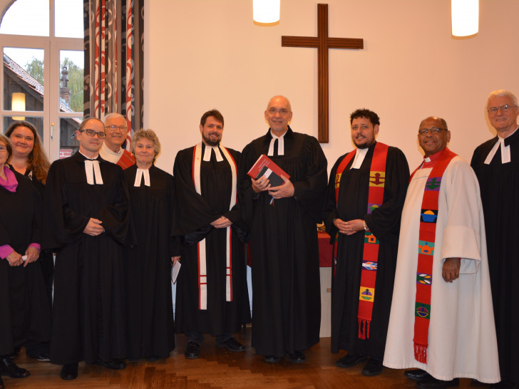 Superintendent Dr. Volker Menke führte Pastor Dominik-Christian Rohrlack in sein neues Amt ein. Fotos: Ev.-luth. Kirchenkreis Peine