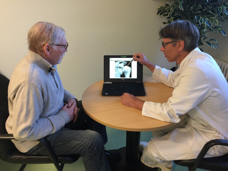 Prof. Dr. Dietmar Urbach erklärt Heinrich Böbel den Wirkmechanismus der Kortisontherapie. Foto: Helios