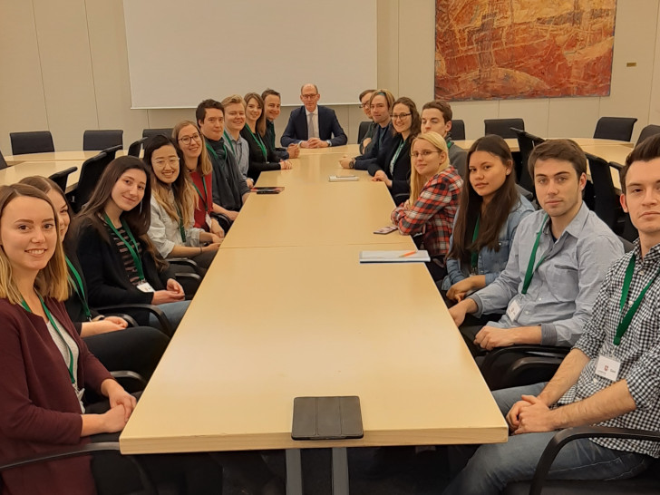 Die Studenten mit Christoph Plett MdL. Foto: Wahlkreisbüro Christoph Plett

 