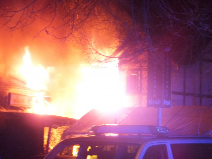 In der Nacht brannte es in der Kreuzstraße. Fotos: Feuerwehr Braunschweig