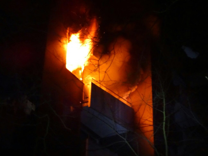In der ehemaligen Klinik brannte gestern Nacht eine Wohnung. Fotos: Feuerwehr Pressestelle/Nadjib