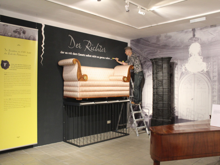 Sven Rohde von der Firma zen-kastanie ist für die grafische Gestaltung der neuen Räumlichkeiten verantwortlich und legt hier letzte Hand an. Fotos: Kreismuseum Peine