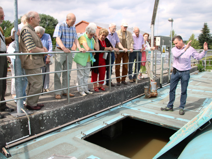 Kläranlagenleiter Sven  Dilba (rechts) erläutert den Besuchern, auf den großen Belebungsbecken, die Wirkung der Anlage. Foto: privat