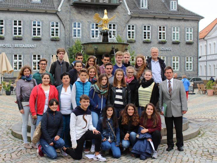 Spanische und deutsche Schüler mit Axel Siebe und ihren betreuenden Lehrern vor dem Goslarer Marktbrunnen. Foto: Martina Hesse