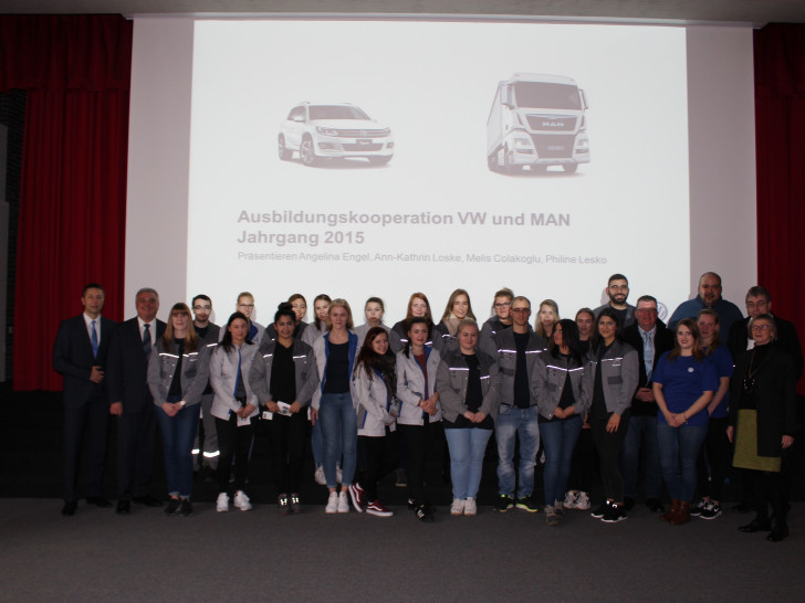Auszubildende von VW und MAN präsentieren Ihre Kooperation. Foto: Alexander Panknin