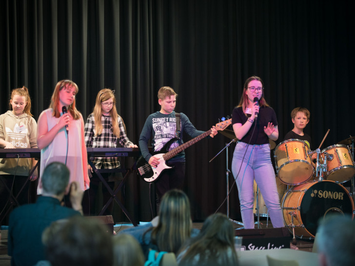 Ein Auftritt der Schulband mit Emily Krüger (The Voice Kids) stellte das musikalische Highlight an diesem Tag dar. Fotos: IGS Lengede/Sarah Ibendahl