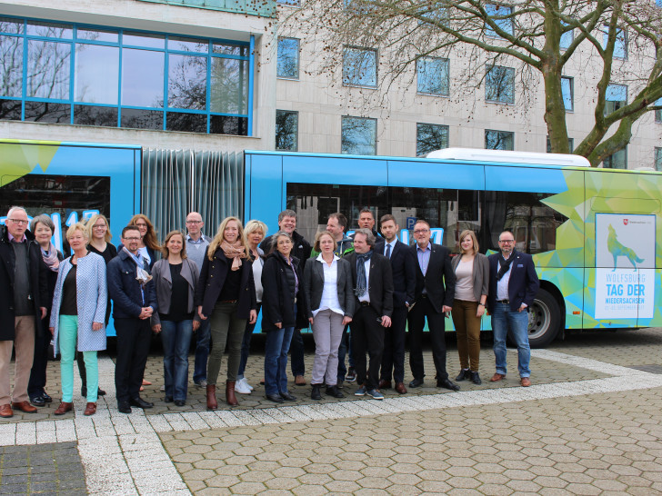 Der Programmbeirat zum Tag der Niedersachsen 2017 präsentiert einen entsprechend lackierten Bus. Foto: Christoph Böttcher