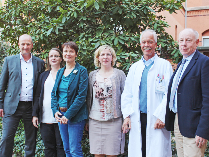 Volker Wagner, Geschäftsführer Diakoniestationen Harz-Heide gGmbH, Cornelia Apitz und Ulrike Brandes, Koordinatorinnen SAPV Harz-Heide gGmbH, Dr. med. Susanne Buchholz, Palliativmedizinerin und Fachärztin für Innere Medizin, Dr. med. Rainer Prönneke, Palliativmediziner und Chefarzt der Medizinischen Klinik Krankenhaus Marienstift, sowie Rüdiger Becker, Direktor der Evangelischen Stiftung Neuerkerode, informierten über die neu gegründete Gesellschaft (v. li.). Foto: Evangelische Stiftung Neuerkerode