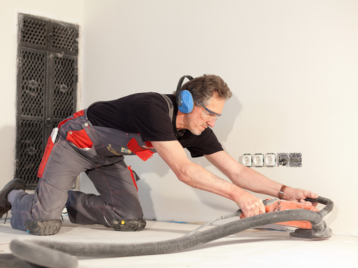 Zwölf zulassungsfreie Gewerke kommen mit der neuen Regelung wieder in die Anlage A der meisterpflichtigen Berufe, darunter auch das Fliesen-, Platten- und Mosaikleger-Handwerk. Foto: www.amh-online.de