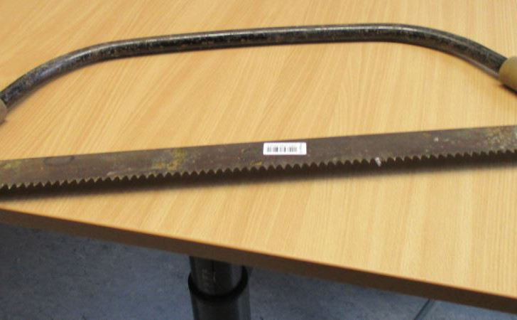Diese gefundene Säge wird als Tatwerkzeug vermutet. Bildmaterial: Polizei Seesen