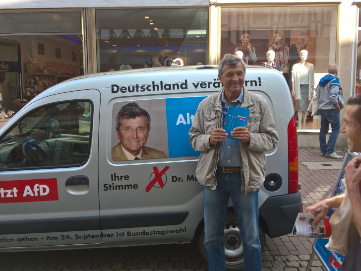 Bereits am  2. September präsentierte sich Dr. Manfred Wolfrum, der Bundestags-Direktkandidat der Alternative für Deutschland, AfD, in der Fußgängerzone Lange-Herzog-Straße und stellte die Grundsatzthemen der AfD zum Bundestagswahlkampf vor. Foto: AfD