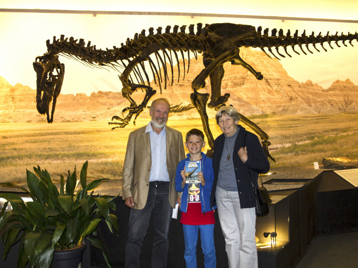 Museumsdirektor Ulrich Joger mit dem zehntausendsten Besucher Niklas Ruppel und seiner Großmutter Bärbel Eilers, Foto: M. Neppe, SNHM