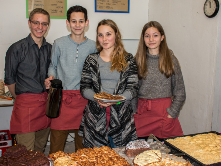 Servieren allerlei Köstlichkeiten: Schüler des Gymnasiums im Schloss eröffnen ihr eigenes Restaurant - für nur einen Tag. Foto: Werner Heise