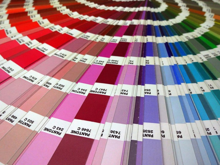 Mit den zwölf Trendfarben sowie vier Basis-Tönen des Pantone Color Institutes, können Brautpaare 2018 aus dem farblichen Vollen schöpfen. Foto: Pixabay (Public Domain)