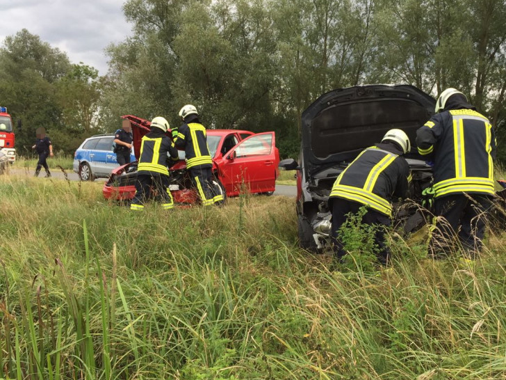 Zwei Fahrzeuge stießen im Feierabendverkehr bei Ilkerbruch frontal zusammen. Foto: Feuerwehr Fallersleben