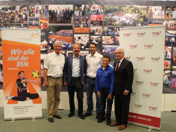 Harald Tenzer (Turnierchef Sparkassen OPEN), Karl Finke (Präsident BSN), Nicolas Kiefer (Berater der TennisBase Hannover), Anthony Dittmar (Rollstuhltennisspieler) und Gottfried Schumann (Präsident TNB). Foto: Tennisverband Niedersachsen-Bremen

