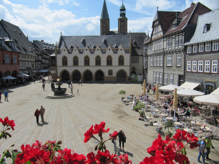 Auf dem Marktplatz in Goslar wird am Wochenende ein mittelalterliches Treiben herrschen. Foto: GOSLAR marketing gmbh