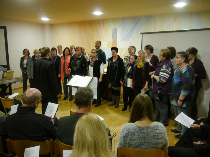 Der Gospelchor Wahrenholz begleitete den Gottesdienst – gemeinsam mit der neuen Klinikseelsorgerin Anja Barth (links im Bild) – musikalisch. Foto: HELIOS Klinikum