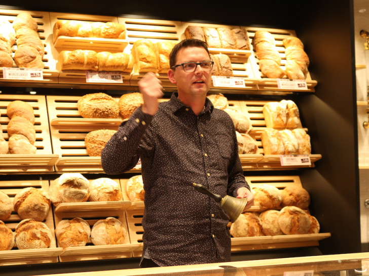 Der Bäckereiinhaber Carsten Richter hat seine Wette gewonnen - und zeichnet die besten Teilnehmer nun aus. Foto: Werner Heise