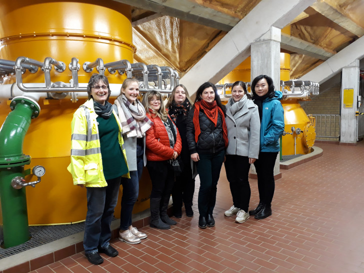 Frauen bei der Rückkehr in den Arbeitsmarkt unterstützen – dazu dienen Betriebsführungen wie hier beim Wasserverband Peine im Wasserwerk Wehnsen. Britta Steinkamp (2. v. l.) von der Allianz für die Region und Sandra Ramdohr (l.) vom Wasserverband Peine hatten diese Betriebsbesichtigung im Rahmen des Projekts „Motivation W“ organisiert. Foto: Wasserverband Peine