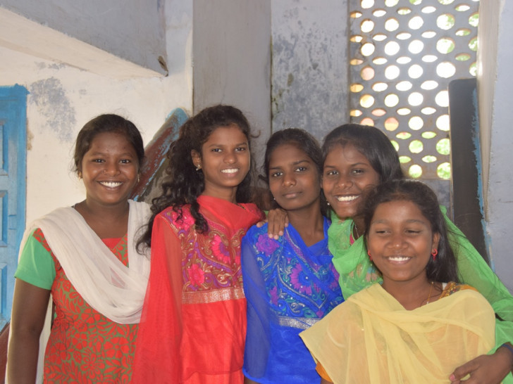 Bewohnerinnen und Erzieherinnen des Kinderheim "Gnanapoo Illam" in Porayar, Tamil Nadu. Diese Kinderheim wird von der Partnerkirche TELC, der "Tamil Evangelical Lutheran Church" in Südindien betrieben. Foto:
Ute Penzel 