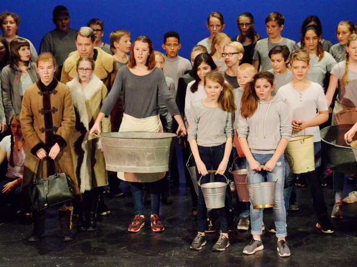 Mehr als 100 Schüler der Henriette-Breymann-Gesamtschule brachten Oliver Twist auf die Bühne. Foto: Privat