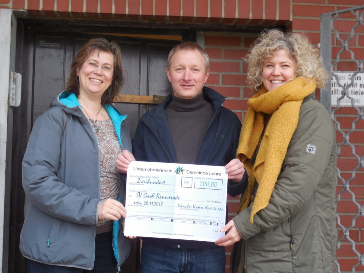 Vera Weng (Musikschule Fröhlich), André Meinhardt (Vorsitzender SV Brunsrode) und Christina Schütz (schützenswert., Grafik-Designerin). Foto: Gemeinde Lehre