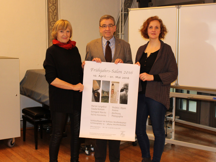 Organisatorin Heike Hidalgo (von links), Bürgermeister Thomas Pink und Künstlerin Claudia Reimann freuen sich auf den sechsten Frühjahrssalon. Foto: Max Förster