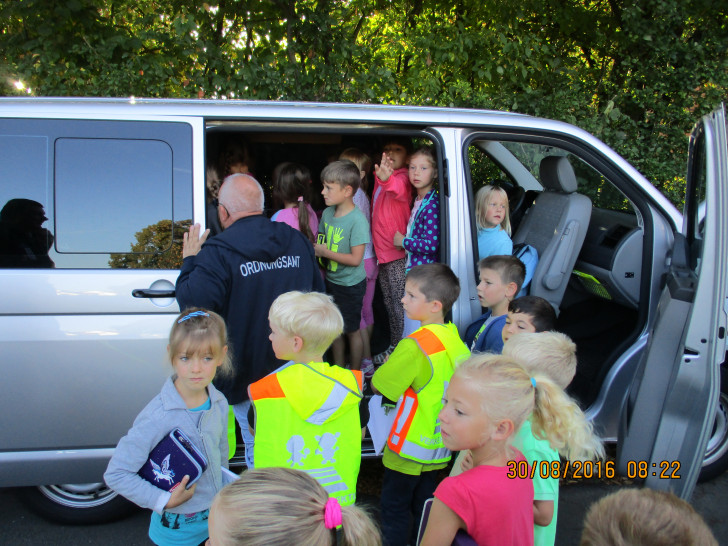 Den Kindern wurde von der Polizei die Messtechnik direkt am Messfahrzeug erklärt. Foto: Polizei Goslar