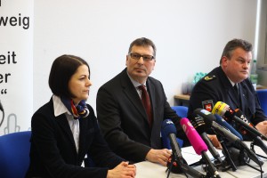 Auch gegen den Braunschweiger Polizeipräsidenten Michael Pientka (in der Mitte) wird ermittelt. Foto: Robert Braumann