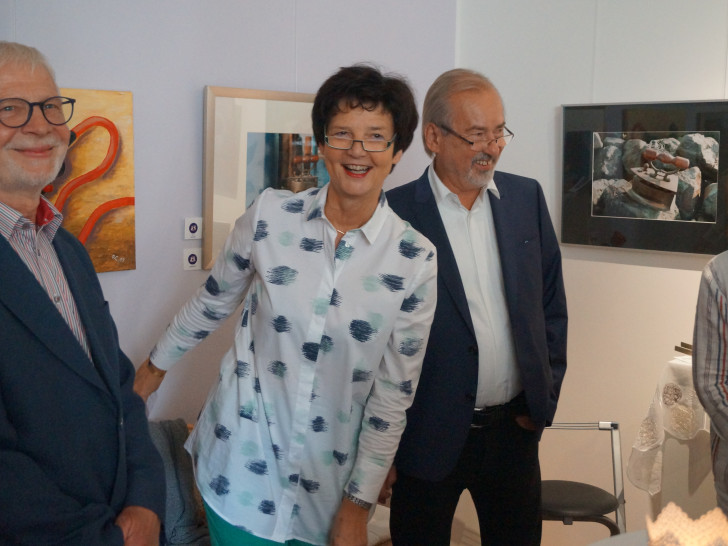 (von links nach rechts: Reinhard Carl (Maler), Prof. Dr. Marion Tacke (Praxisinhaberin) und
Günter Berger-Quellmalz (Fotograf).
Foto: Brigitte Quellmalz