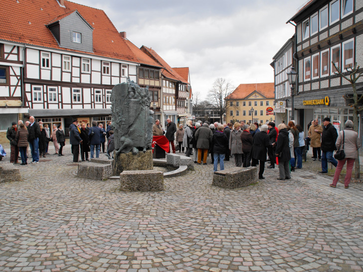 Der Brunnen in der Schöninger Innenstadt erhielt eine Infotafel. Fotos: Verkehrsverein Schöningen/ Paul Buder
