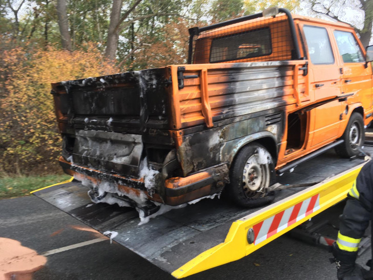 Das verbrannte Liebhaberstück wird vom Abschleppdienst abgeholt. Foto: Freiwillige Feuerwehr Fallersleben