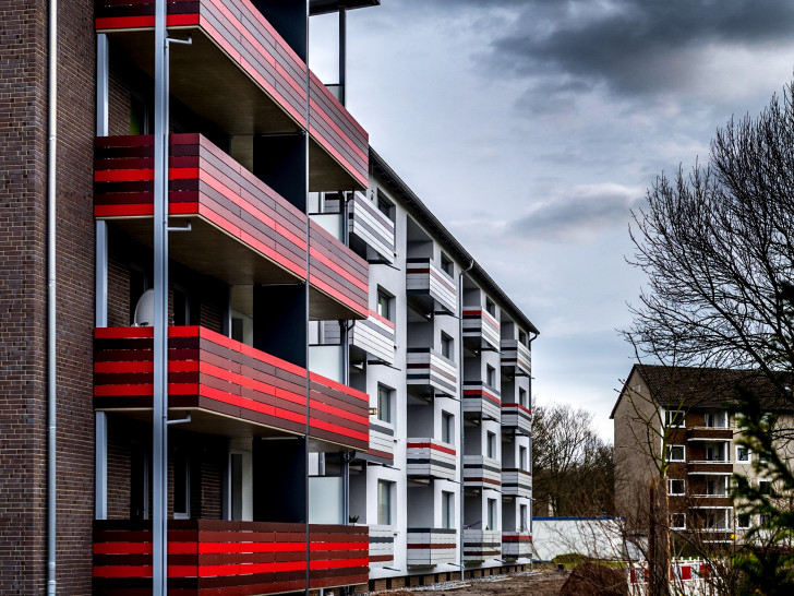 Vorher – nachher: Im Vordergrund ein bereits modernisiertes Gebäude, im Hintergrund ein Wohnblock im vorherigen Zustand. Foto: Neuland