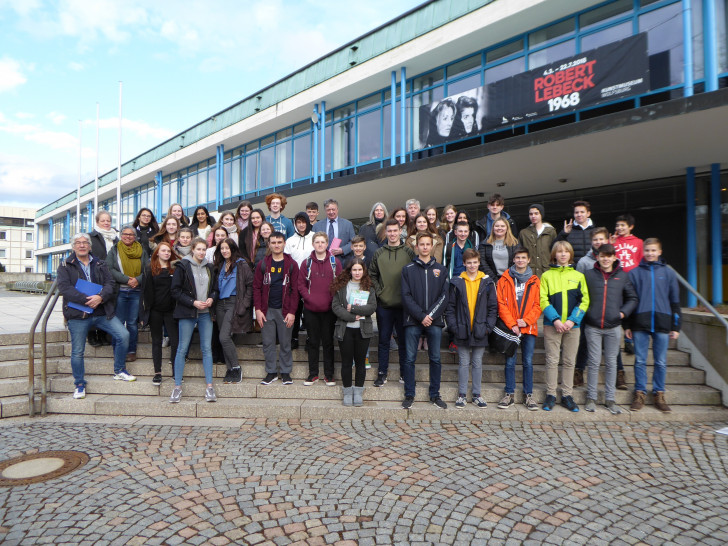 Bürgermeister Lach begrüßt die Schüler. Foto: Stadt Wolfsburg