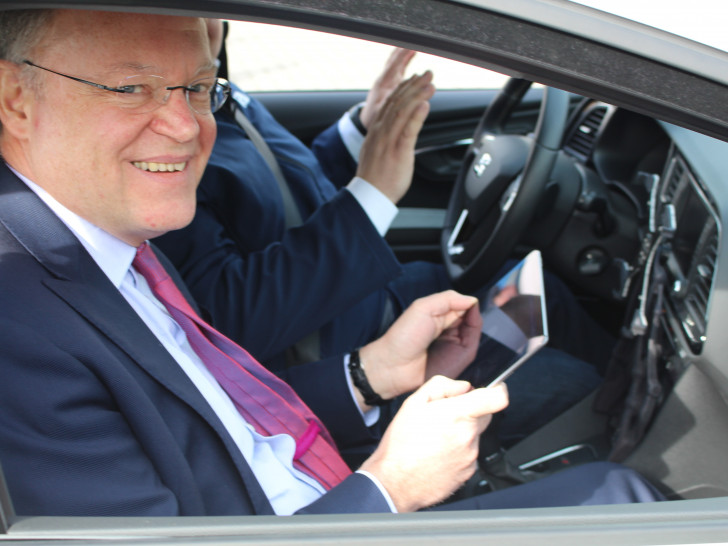 Der niedersächsische Ministerpräsident testete das Cloud-Car. Fotos. Bernd Dukiewitz