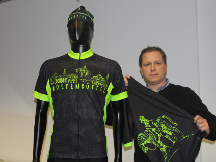 Andre Volke, Inhaber von "eleven-sportswear" mit dem Wolfenbüttel-Shirt. Foto: Jan Borner