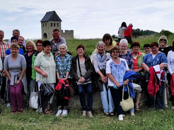 Die Frauen Union mit dem CDU-Kreisvorsitzenden und Landtagsabgeordneten Frank Oesterhelweg (3. v. l.) bei ihrer Treckertour zur Königspfalz Werla. Foto: Meißler