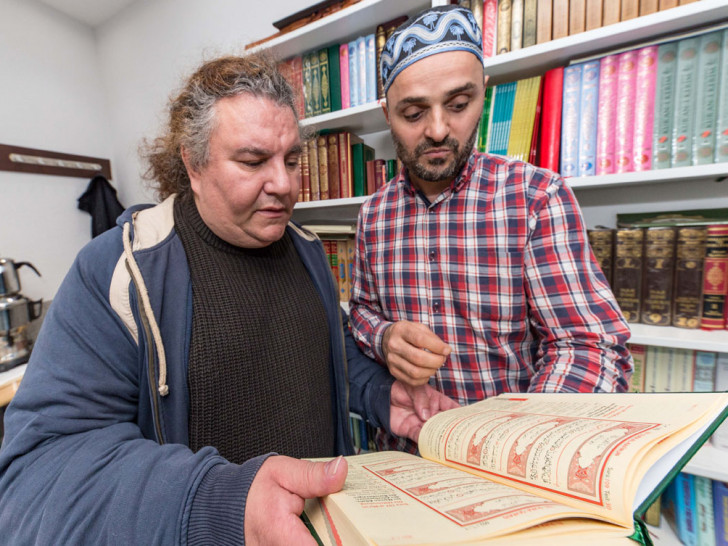 Ercan Kilic (li., Grünen) informiert sich über die Inhalte des Korans. Fotos: Rudolf Karliczek