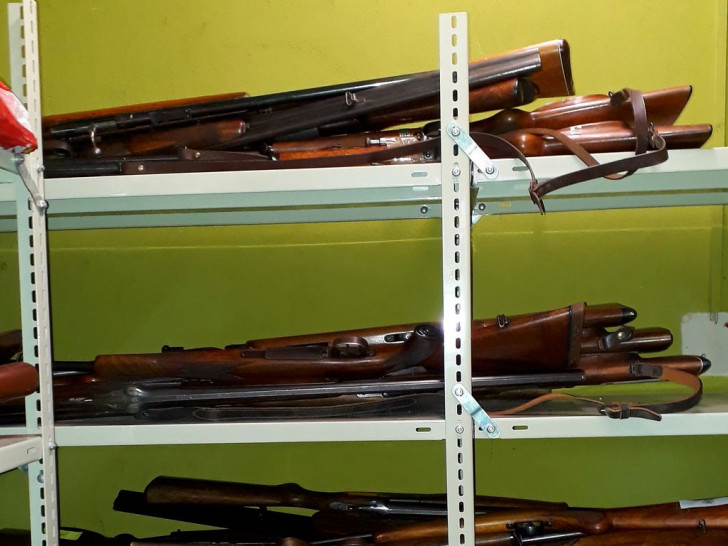 Im Zuge der Amnestie bereits abgegebene Waffen im Tresorraum. Fotos: Landkreis Peine