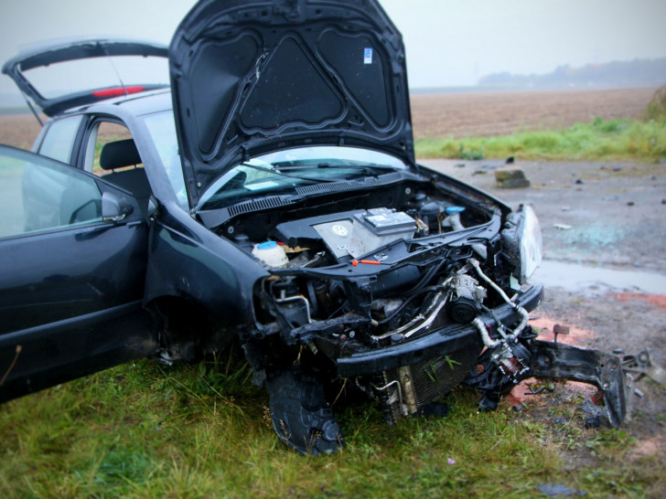 Das Auto wurde bei dem Unfall total zerstört. Der Fahrer konnte nur durch die Heckklappe befreit werden. Fotos: Rudolf Karliczek