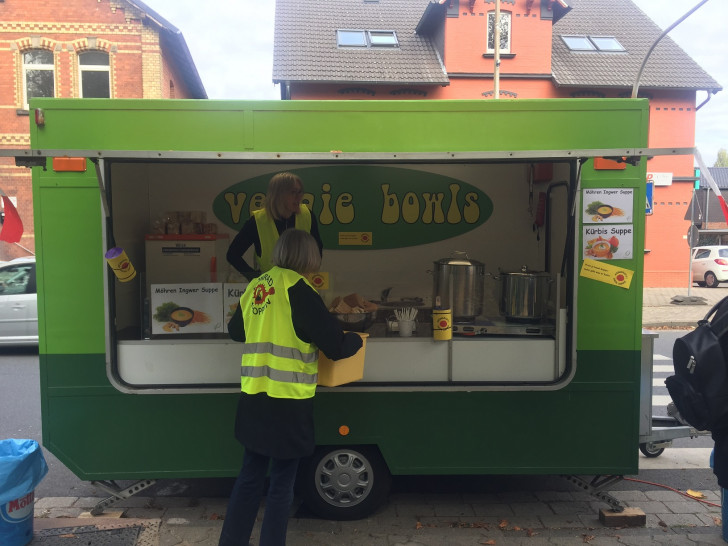 Die Grünen laden an ihren Suppenstand ein. Foto: Grüne
