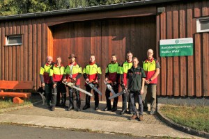 v. l. n. r. Forstwirtschaftsmeister (FWM) Steinborn, FWM Grimm, die Auszubildenden
Valentin Kühne, Yves Ruge, Johanna Griesbach und Lukas Lippelt mit dem stellvertretenden
Leiter des Forstamtes Wolfenbüttel Andreas Möhring und FWM Klingelschmitt
Foto: NLF
