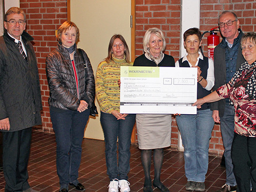 Bürgermeister Thomas Pink (links) überreichte dem Team der Suppenküche als vorgezogenes Weihnachtsgeschenk einen Spendenscheck über 2.000 Euro. Foto: Stadt Wolfenbüttel